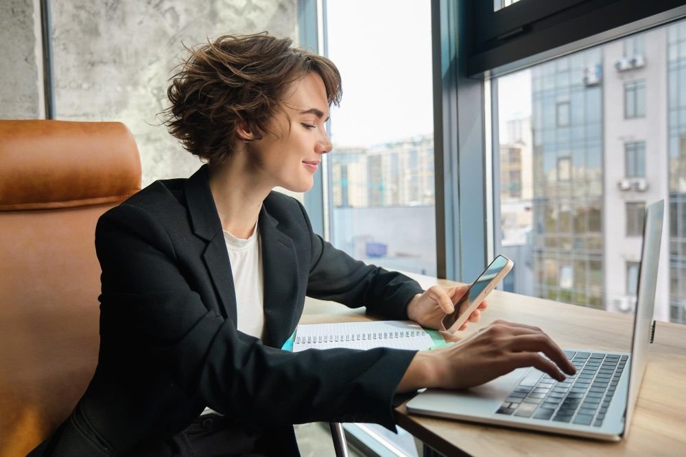 Profesional trabajando en el diseño web corporativo de una empresa para Filos Digitales