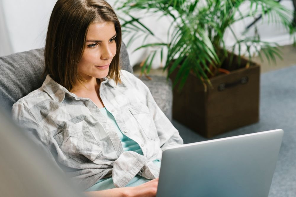 Mujer mirando el diseño web personalizado en su laptop
